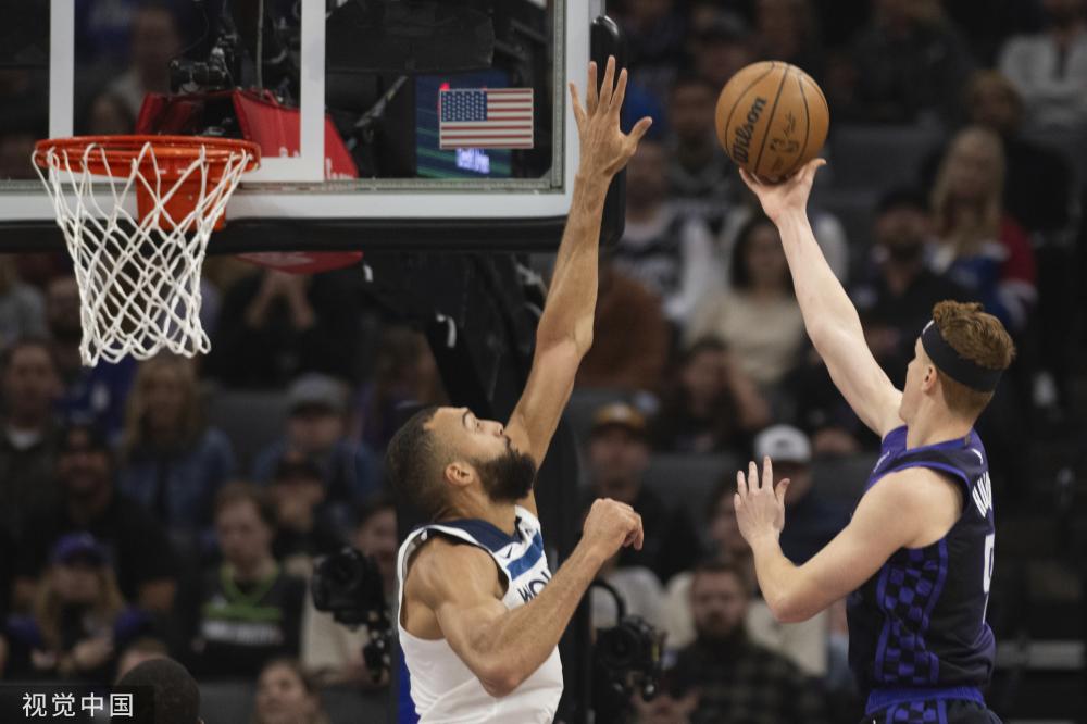 示着卡明斯 示着卡明斯